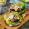 Dänischer Rezeptklassiker in 20 Minuten: Smørrebrød mit Roter Bete, Rührei & Räucherforelle