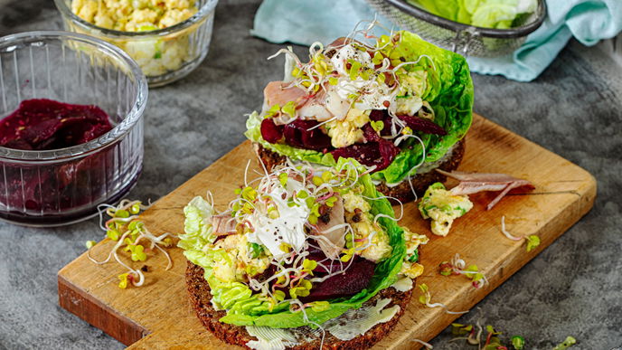 Dänischer Rezeptklassiker in 20 Minuten: Smørrebrød mit Roter Bete, Rührei & Räucherforelle