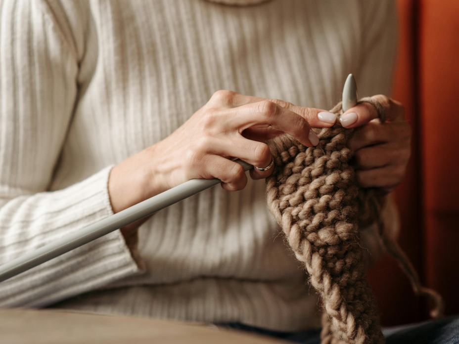 Frau macht Fehler beim Stricken