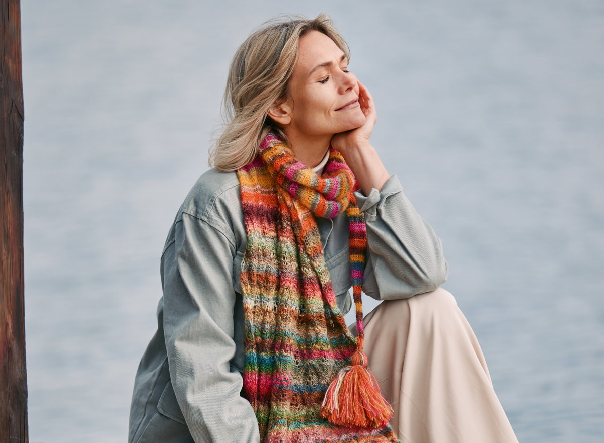 Stricken für den Frühling - Model mit farbenfrohem Schal von Lana Grossa