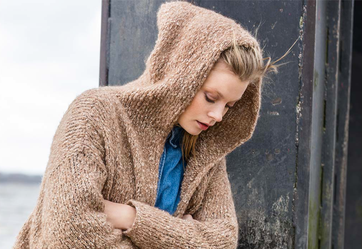 Stricken für den Frühling - Model in lässiger Kapuzenjacke von Lana Grossa