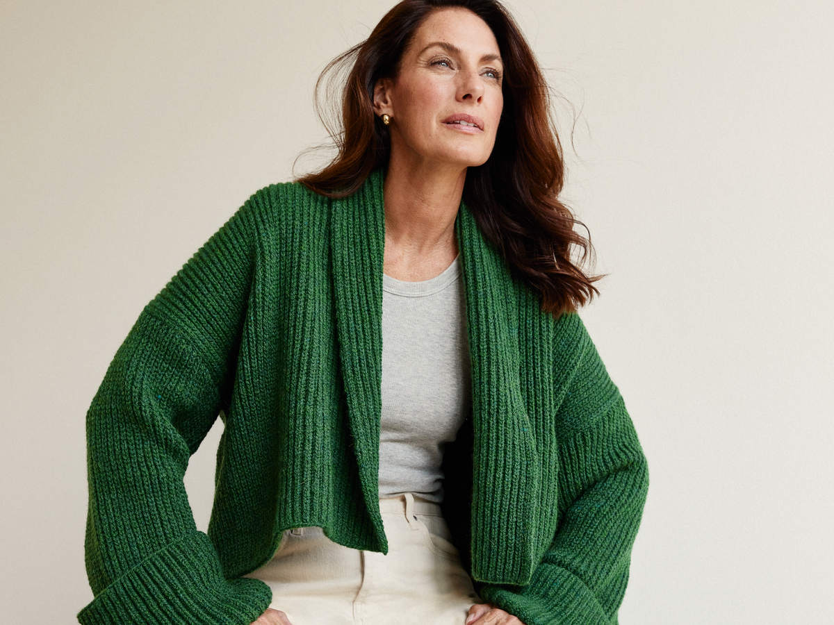 Stricken für den Frühling - Model in verkürzter Strickjacke von Lana Grossa
