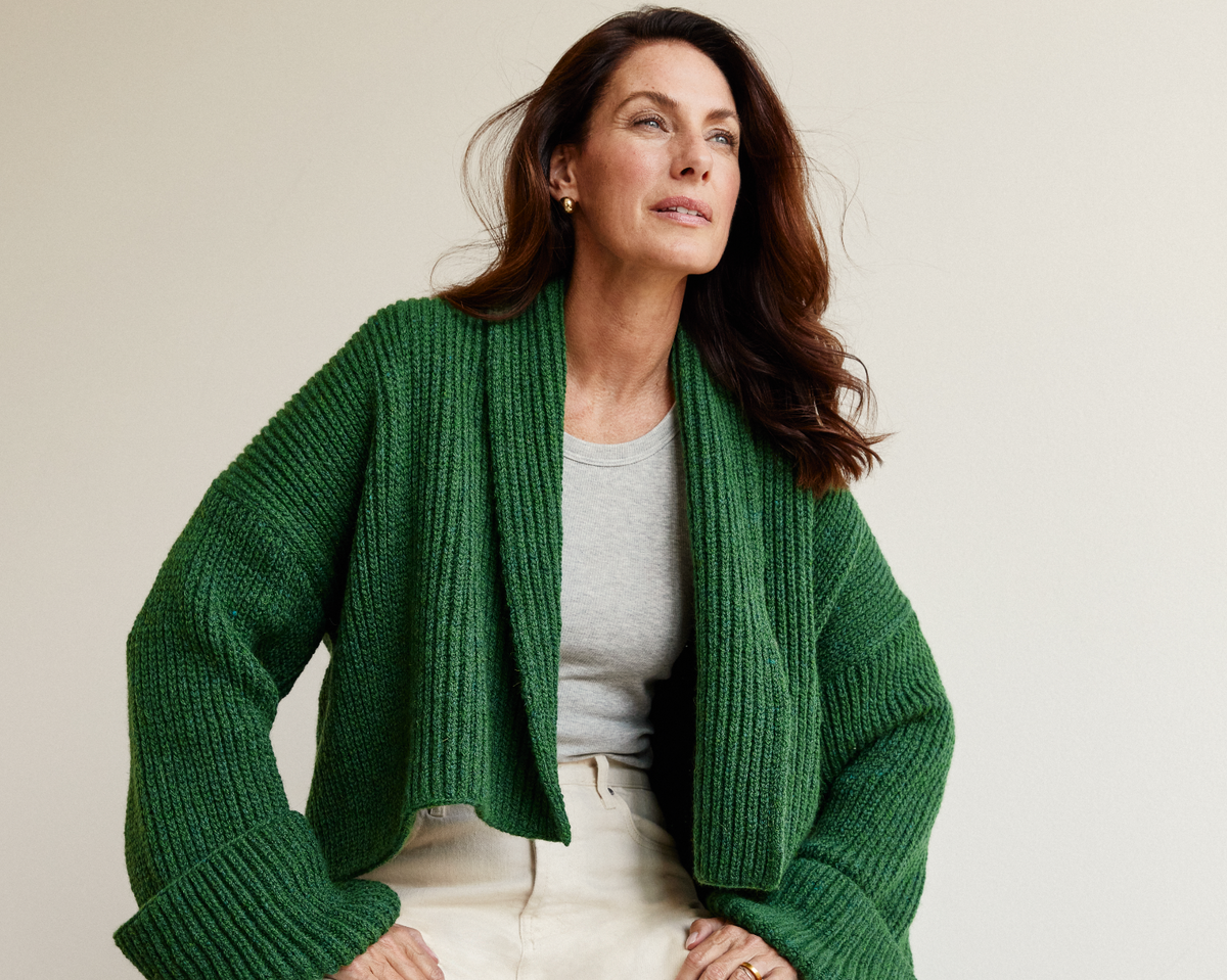 Stricken für den Frühling - Model in verkürzter Strickjacke von Lana Grossa