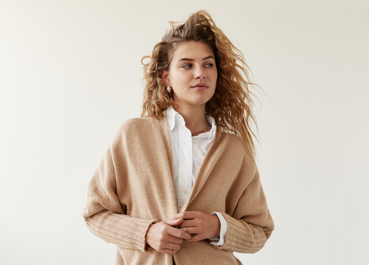 Stricken für den Frühling - Model in beigem Long-Cardigan von Lana Grossa