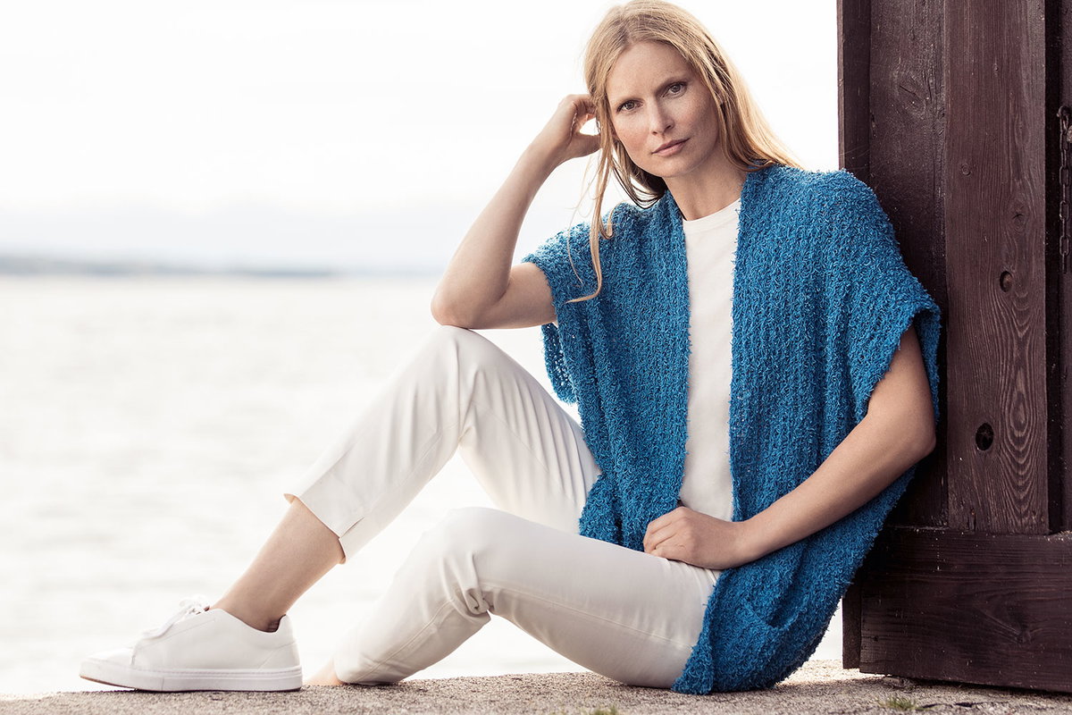 Stricken für den Frühling - Model in blauer Oversize-Weste von Lana Grossa