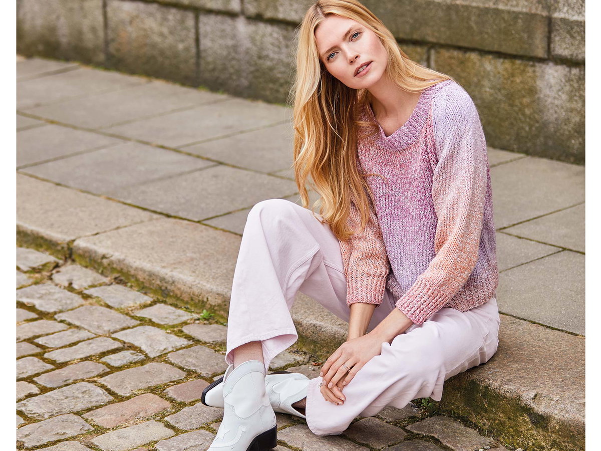 Stricken für den Frühling - Model in Raglanpullover mit Dégradé-Effekt von Lana Grossa