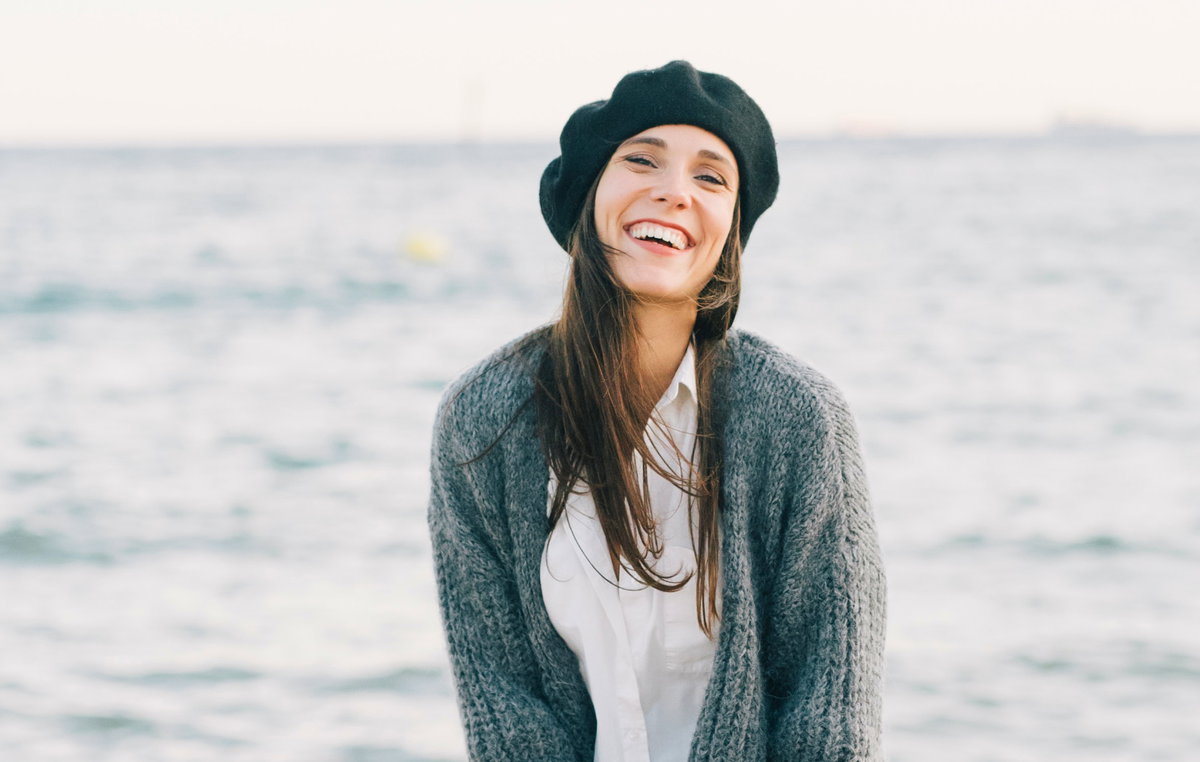 Stricken für den Frühling - Model in Seelenwärmer-Strickjacke