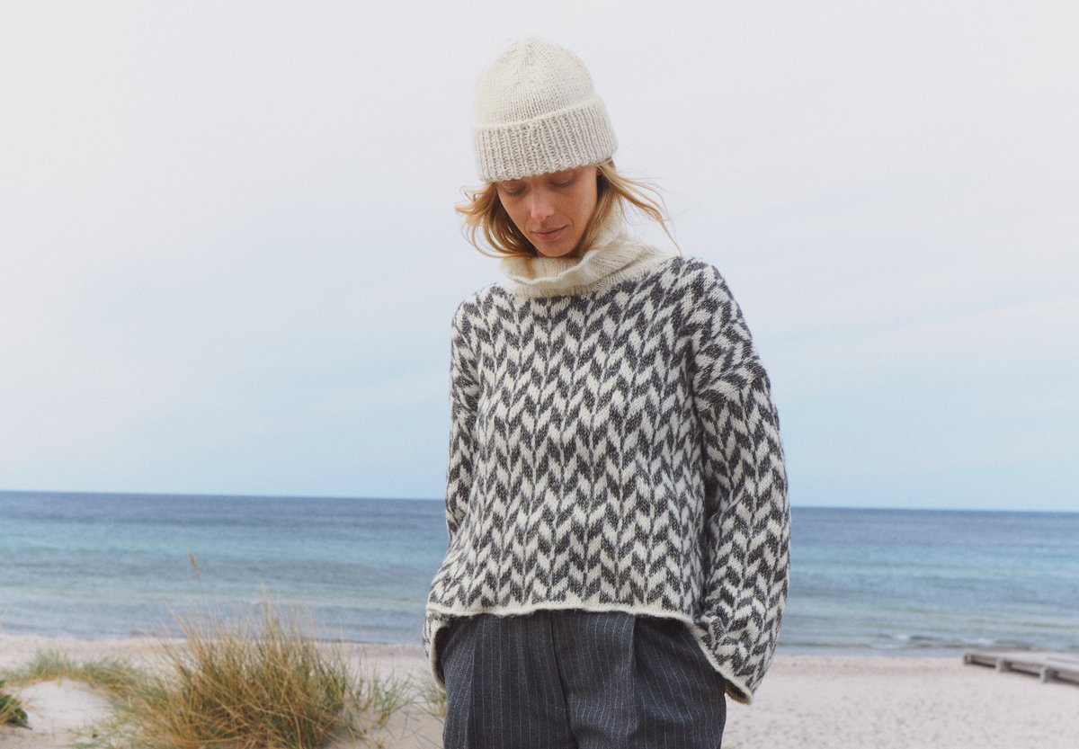 Stricken für den Frühling - Model in grafischem Pullover von Lana Grossa
