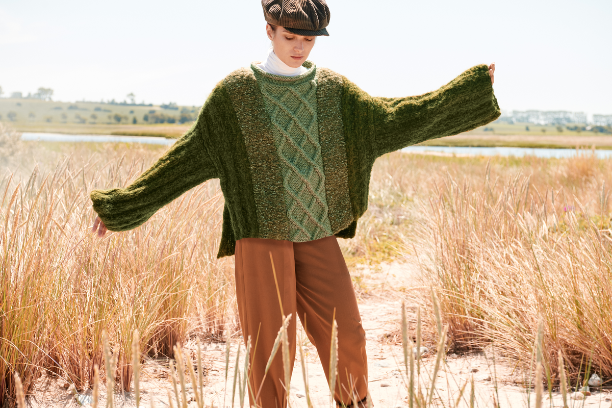Model in Patchwork-Pullover mit 3 verschiedenen Mustern von Lana Grossa