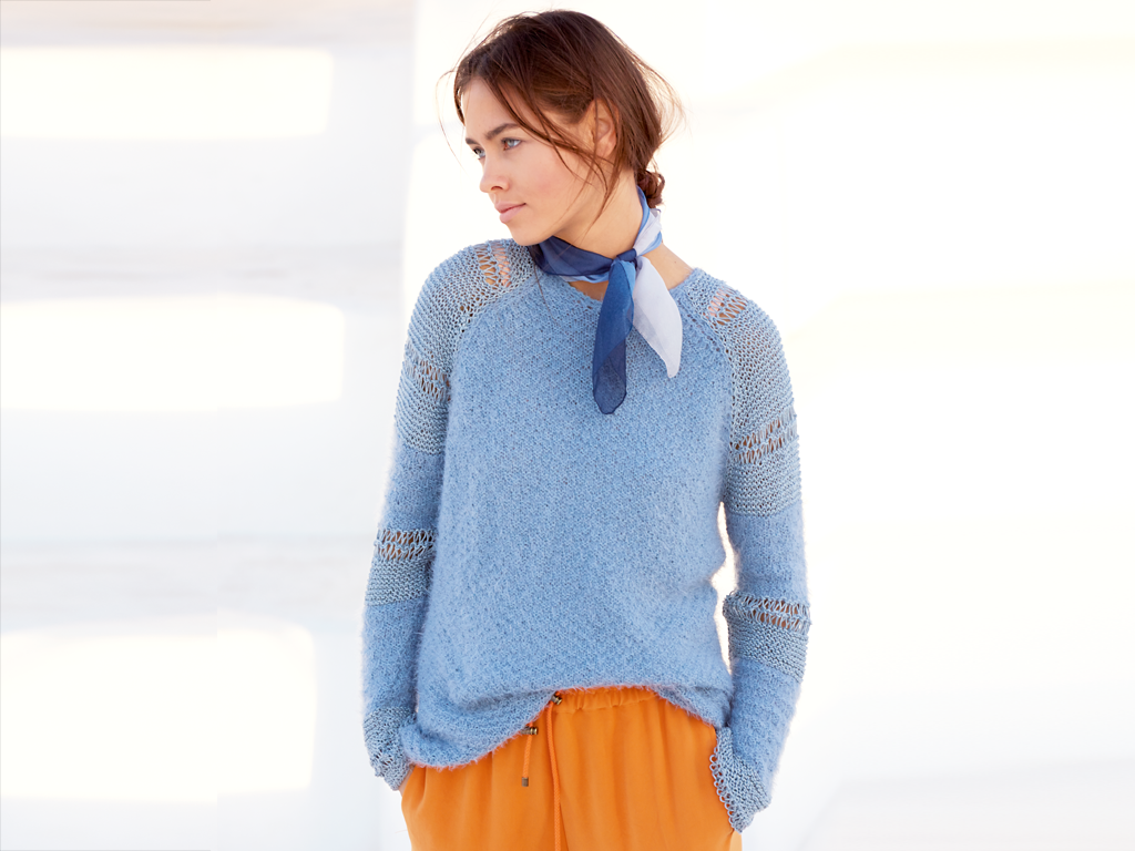Model in hellblauem Raglanpullover von Lana Grossa