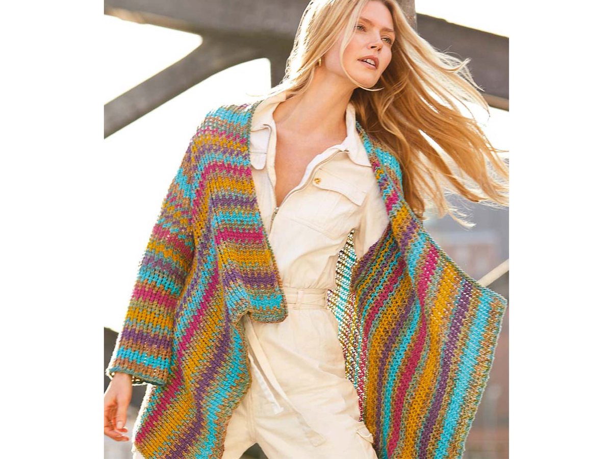 Model in Cardigan im Retro-Style von Lana Grossa