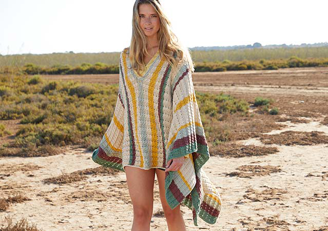 Model in leichtem Strick-Poncho von Lana Grossa