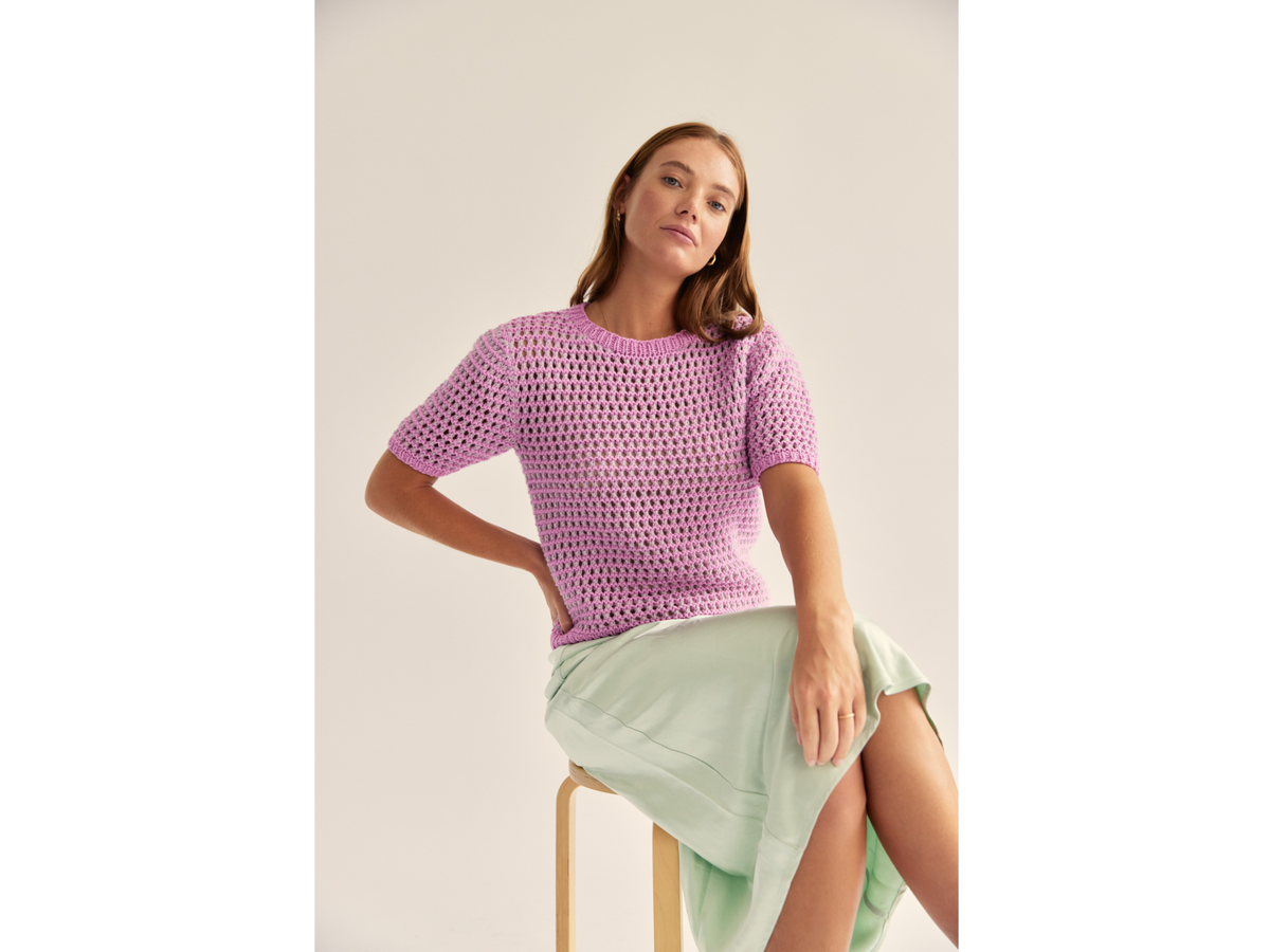 Model in luftigem Baumwoll-Shirt von Lana Grossa