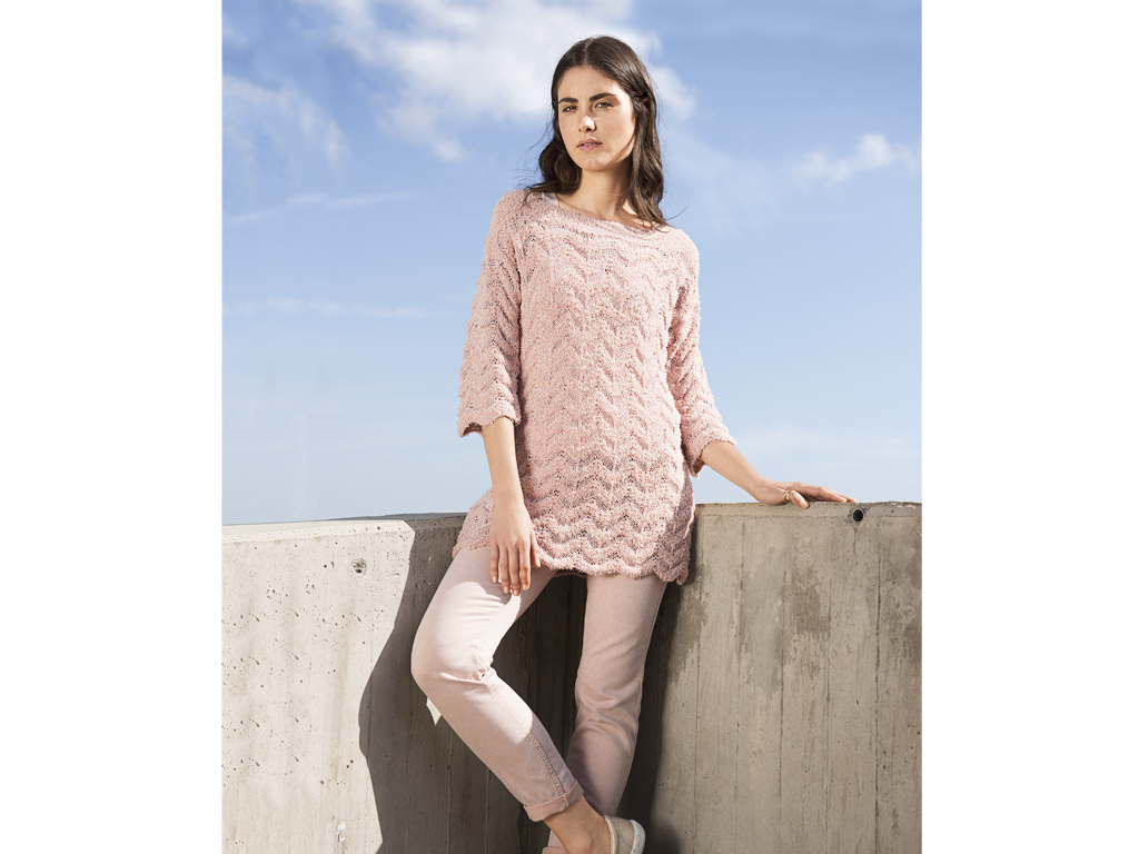 Model in gestrickter Tunika mit Muster von Lana Grossa