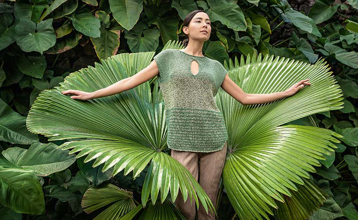 Stricken mit Leinen - Model in grünem Stricktop von Lana Grossa