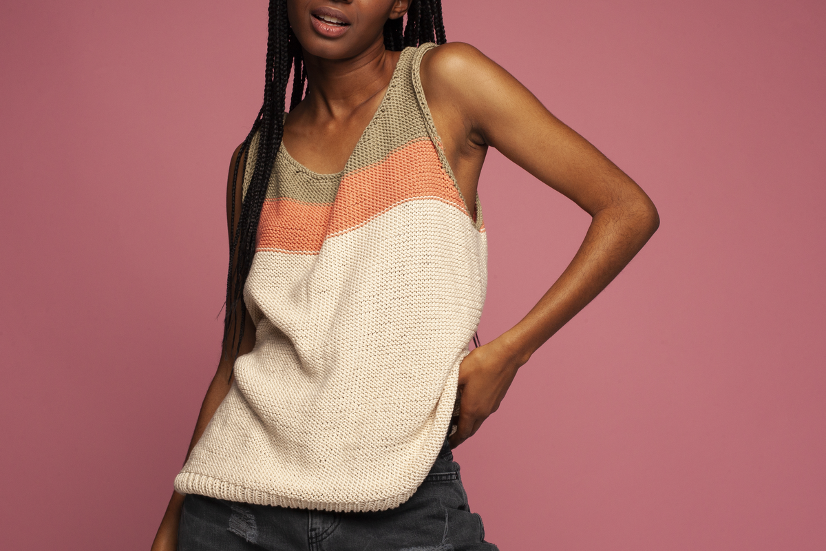 Model in Tanktop von We Are Knitters