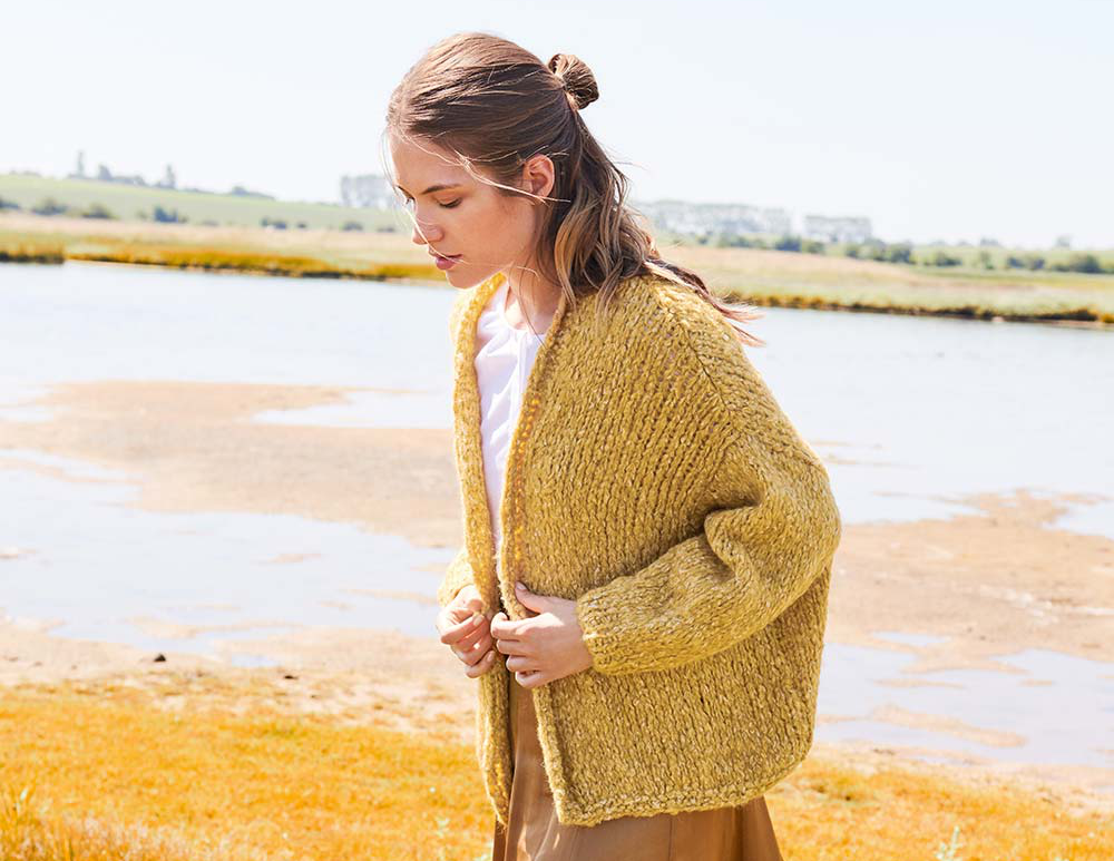 Model in Cardigan mit überlangen Schultern von Lana Grossa