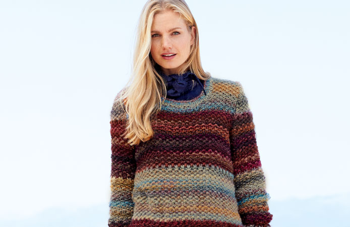 Model in lässigem Streifenpullover von Lana Grossa