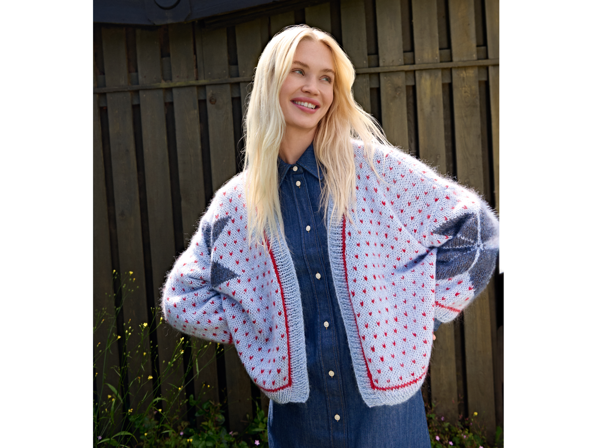 Model in Strickjacke mit Herzchenmuster von Lana Grossa
