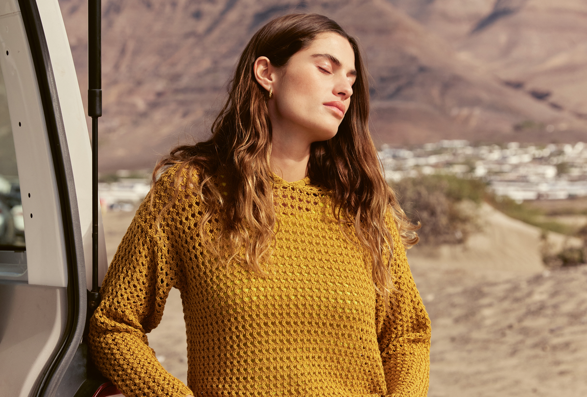 Model in gestricktem Kapuzenpullover von Lana Grossa