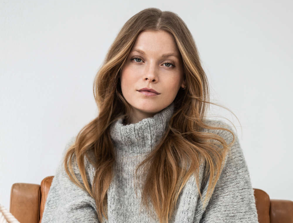 Model mit Kurzarm-Poncho mit Stehkragen von Lana Grossa