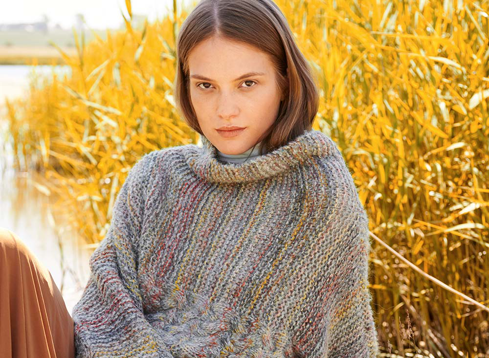 Model in Oversize-Strickpullover in Multicolor-Optik