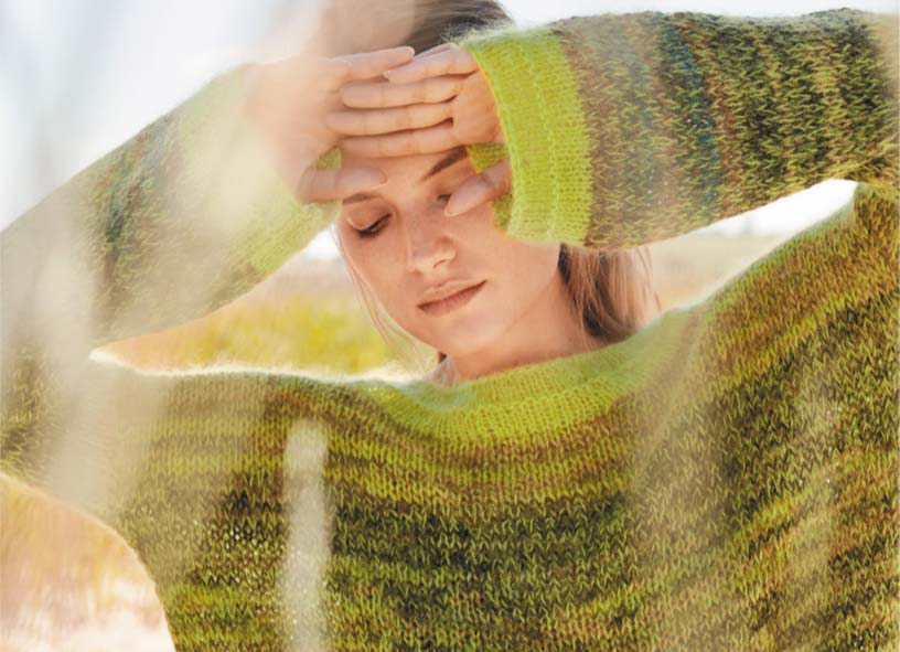 Model in Pullover in Grüntönen von Lana Grossa