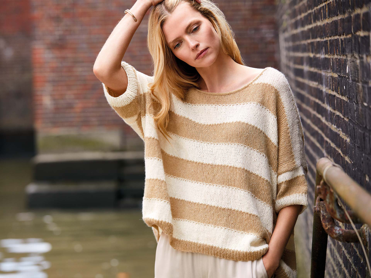 Model in Kastenpullover in Milchkaffee-Tönen