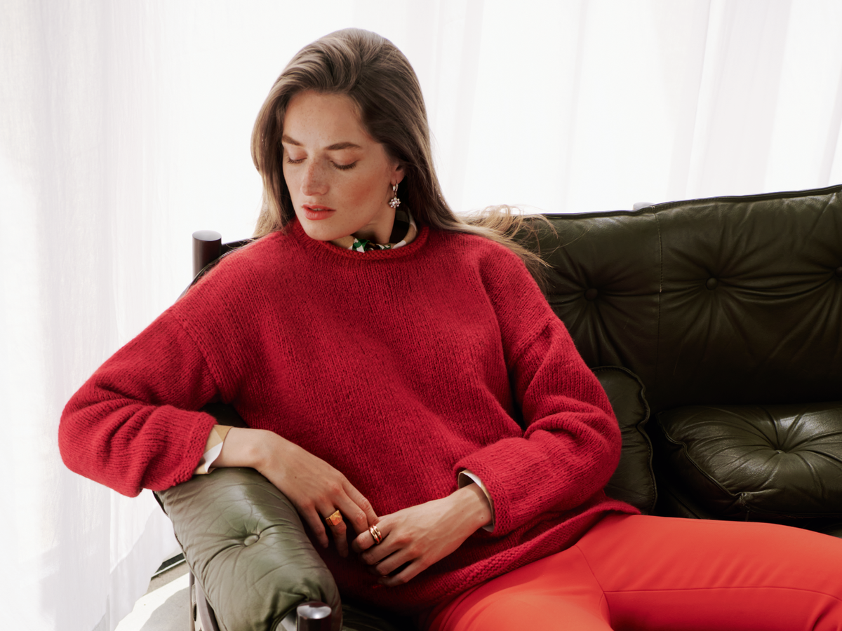 Model in rotem Kuschelpullover von Lana Grossa