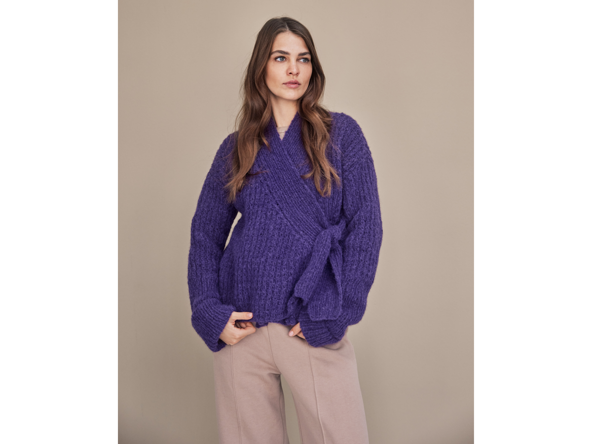 Model in gestrickter Wickeljacke von Lana Grossa
