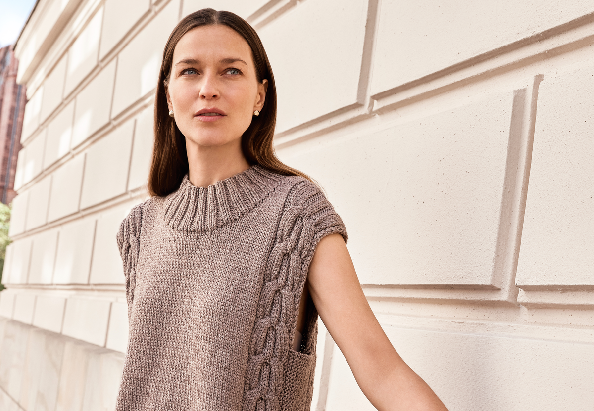 Model in Pullunder mit Zopfmuster von Lana Grossa