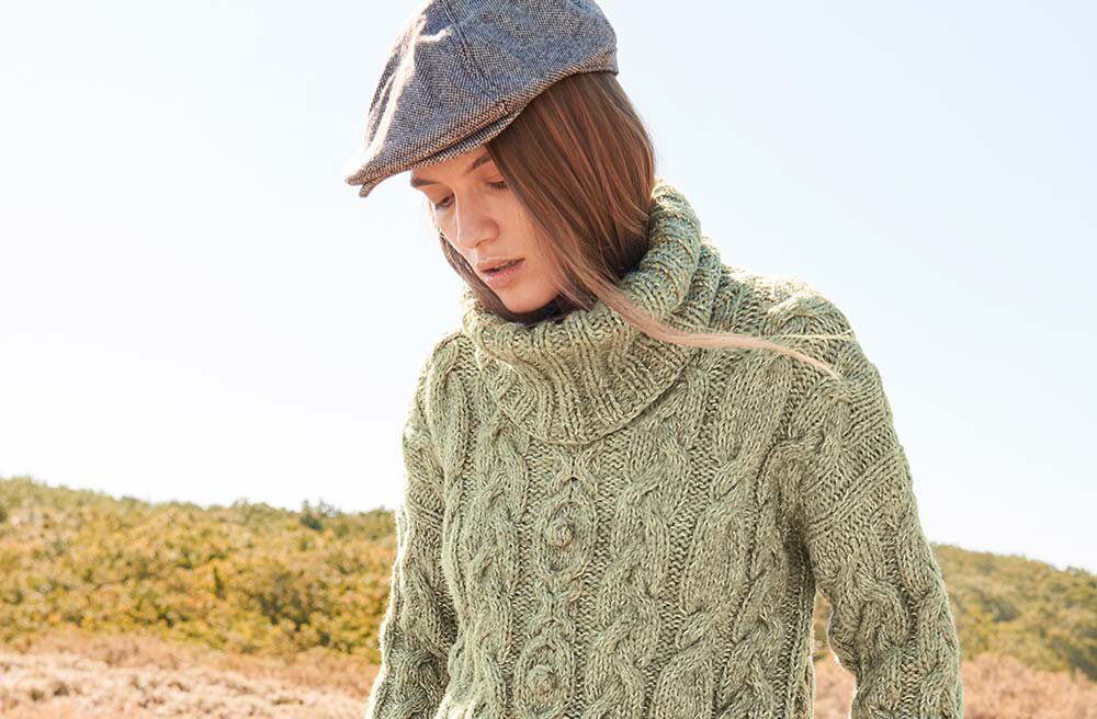 Model in aufwendigem Zopfpullover von Lana Grossa