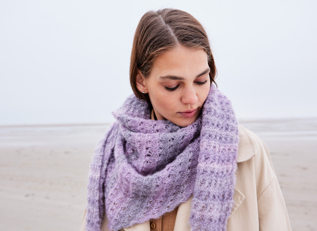 Stricken mit Seide - Model mit Dreieckstuch mit Farbverlauf