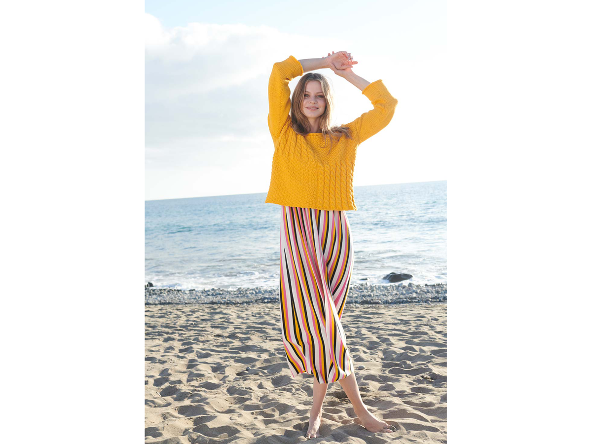 Stricken mit Seide - Model in kurzem Kastenpullover mit Zopfmuster