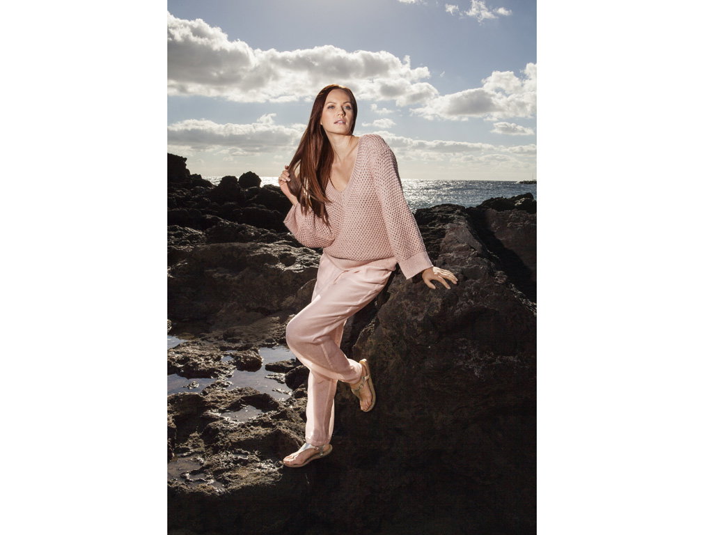 Stricken mit Seide - Model in roséfarbenem Pullover mit V-Ausschnitt