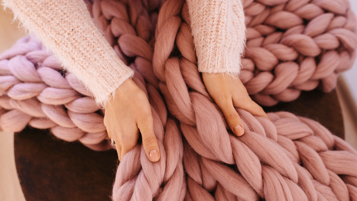 Armstricken Ideen: Diese 8 kreativen Projekte gelingen ganz ohne Stricknadeln