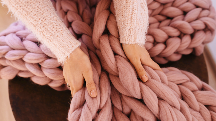 Armstricken Ideen: Diese 8 kreativen Projekte gelingen ganz ohne Stricknadeln