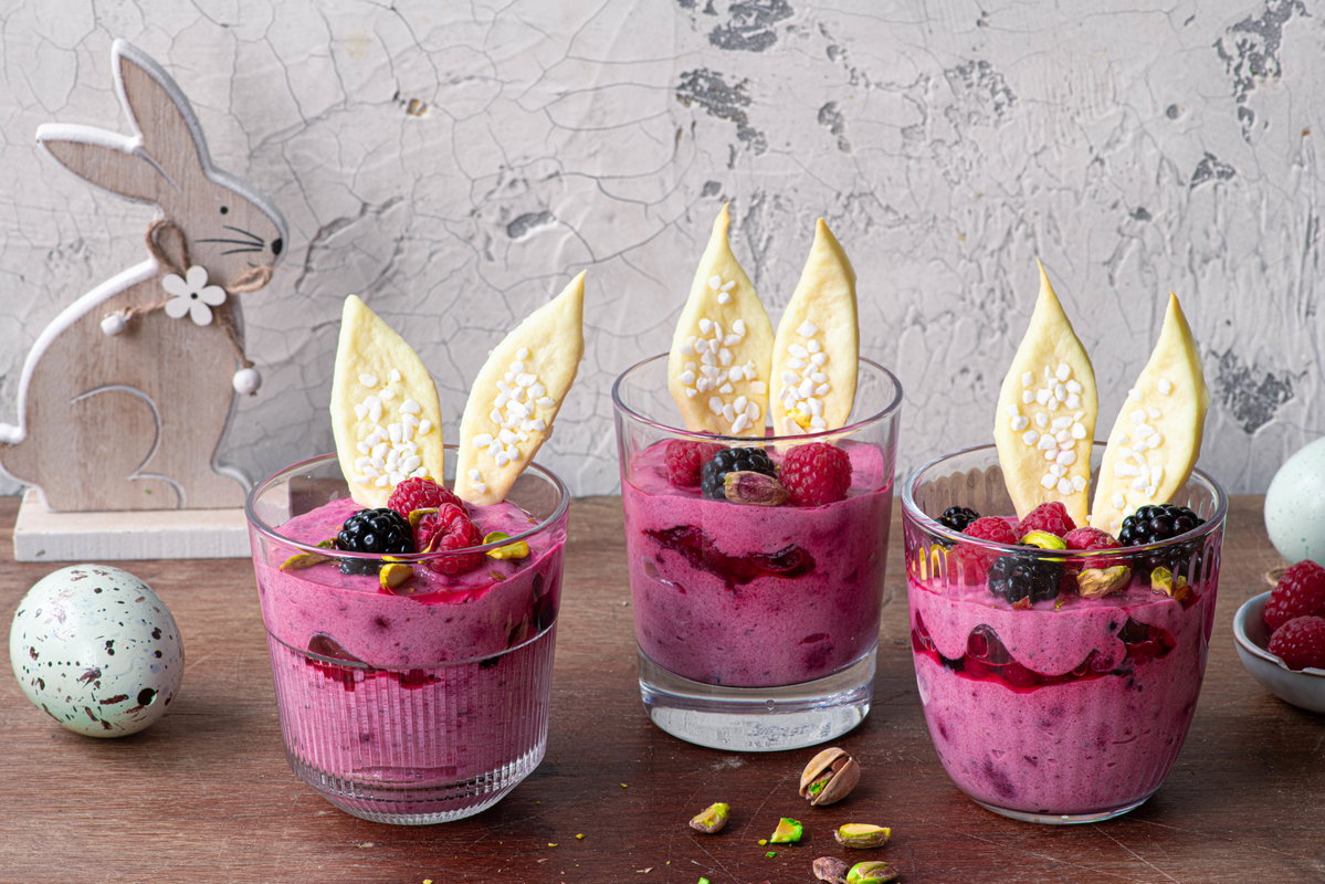 Beeren-Mousse mit Knusper-Hasenohren aus Mürbeteig