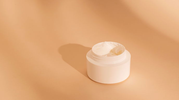 Beste Antifaltencreme von dm? Dieses Drogerie-Schnäppchen ist wirksamer als so manches Luxusprodukte