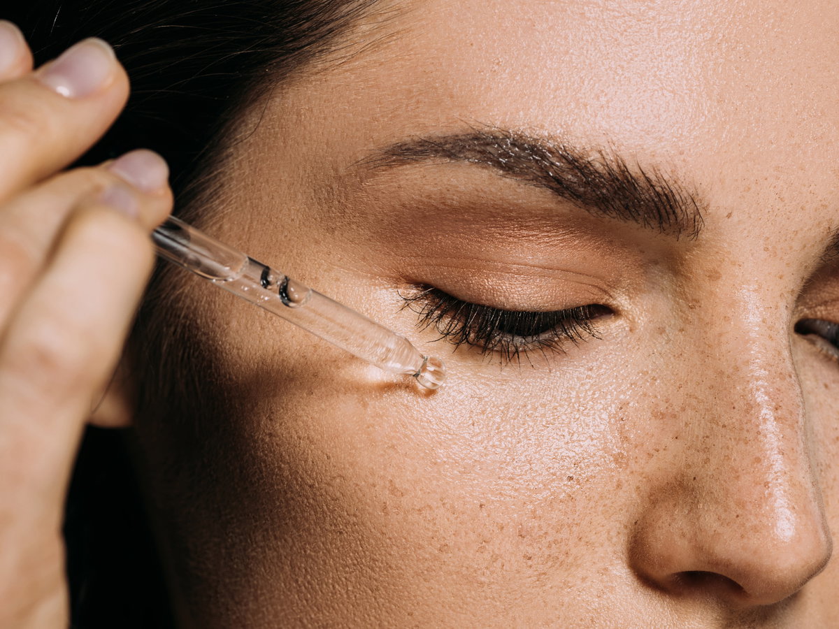 Frau benutzt Botox-Serum von dm