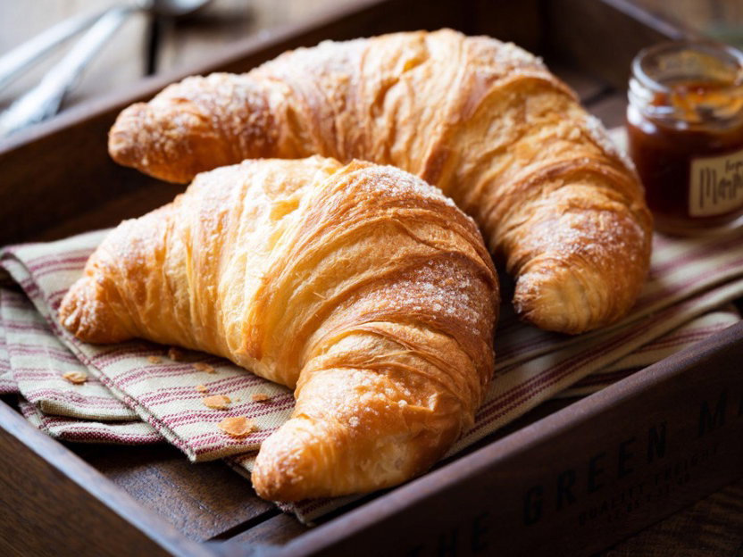 Zwei Croissants auf einem Tablett