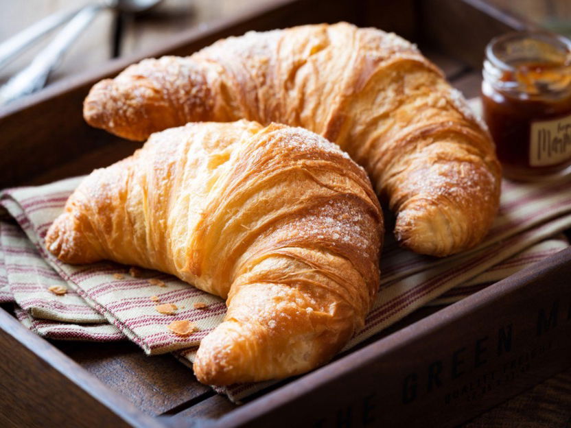 Zwei Croissants auf einem Tablett