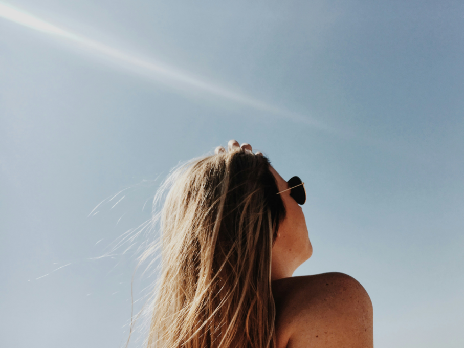 Eine Frau mit Sonnenbrille in der Sonne