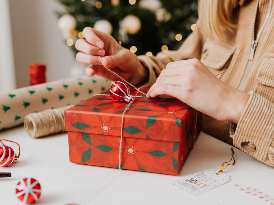 Eine Frau packt ein Geschenk ein