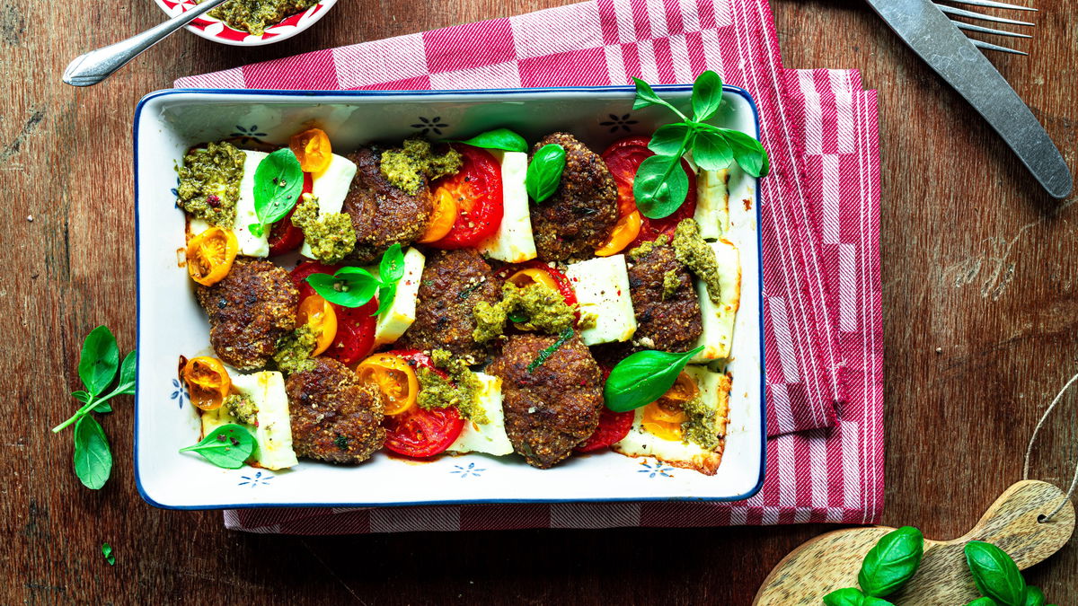 Der Frikadellen-Auflauf mit Tomaten und Feta ist deftig - und trotzdem herrlich mediterran!
