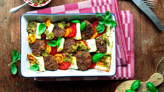 Der Frikadellen-Auflauf mit Tomaten und Feta ist deftig - und trotzdem herrlich mediterran!
