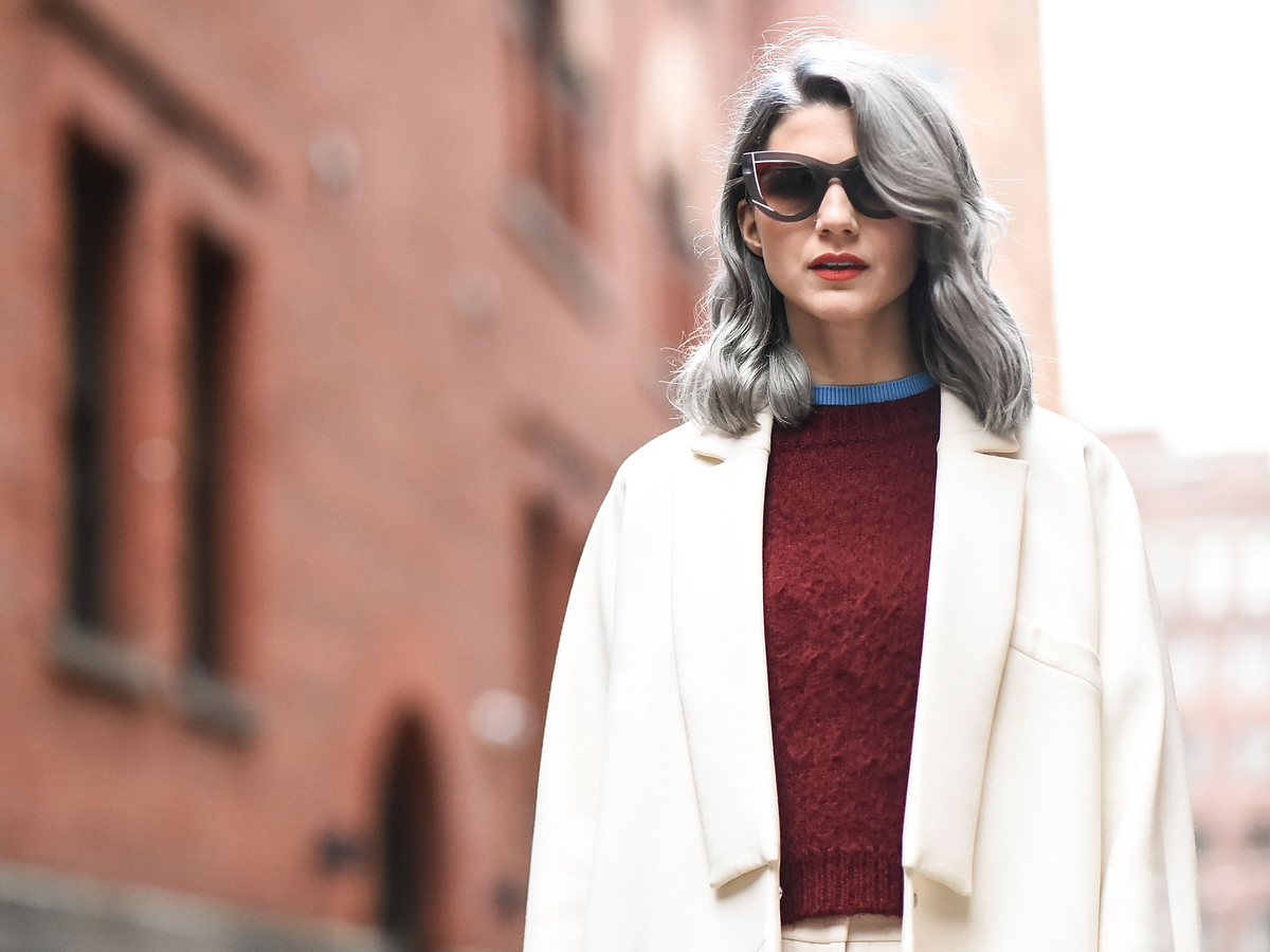 Frisuren mit Pony ab 50 - Samantha Angelo mit seitlichem Pony