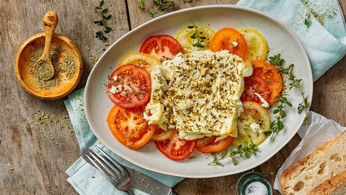 Der gebackene Schafskäse mit mediterranem Rub schmeckt nach Italien pur