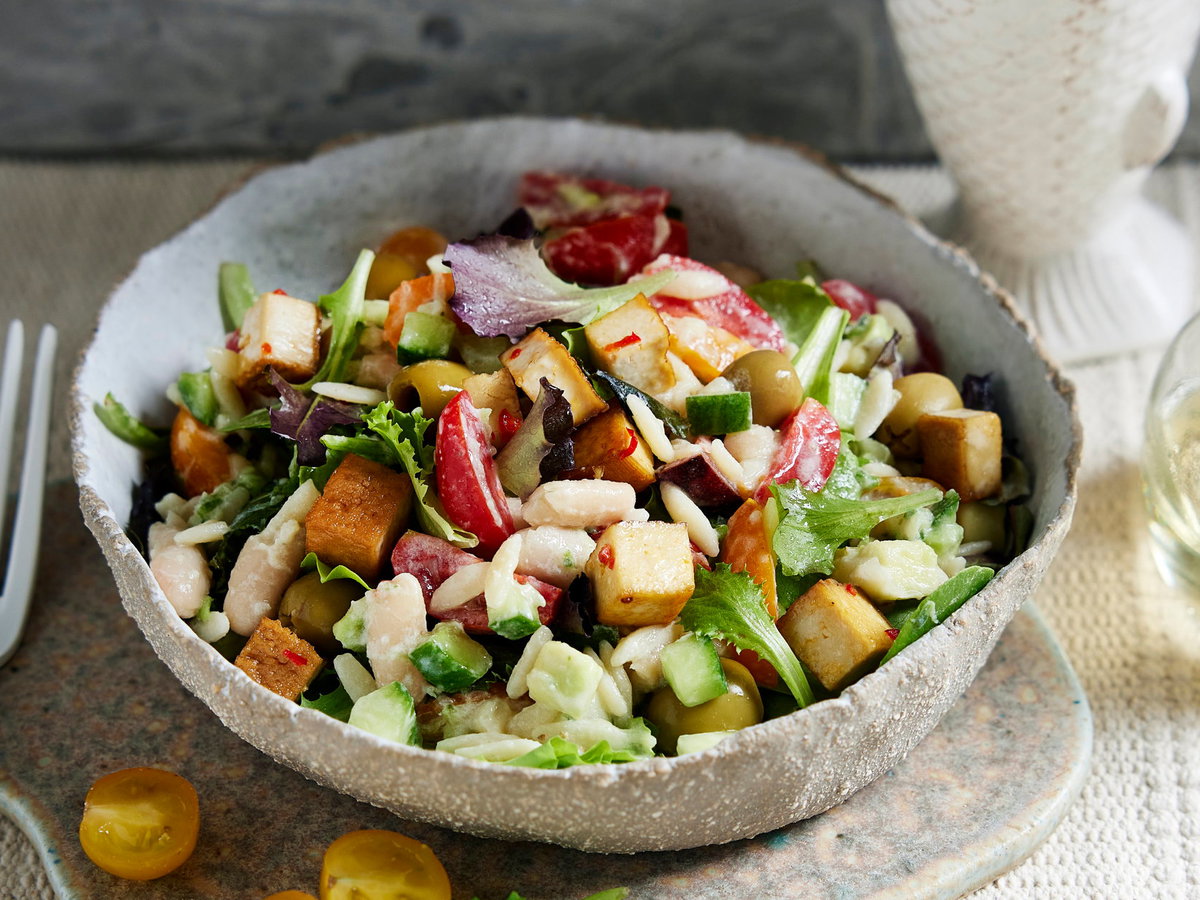 Griechischer Salat mit Gurke und Tofu