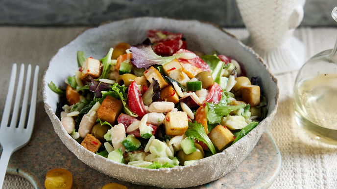 Griechischer Nudelsalat mit Gurke & Räuchertofu: Schnelles Rezept für das nächste Buffet